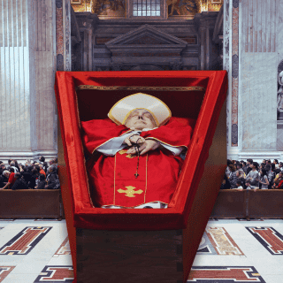 REVELAN fotografía de la tumba del Papa Francisco