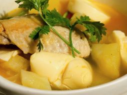 Una de las comidas que más evocan el hogar es el caldo de pollo, una preparación tradicional que combina la carne de esta ave de corral con una variedad de verduras y, en algunos casos, arroz o pasta de sopa. ESPECIAL / CANVA