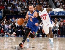 Jalen Brunson (izq.) logró encestes importantes. AFP/B. Sevald