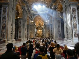 Las filas al interior de la basílica se mantienen desde el miércoles. EFE