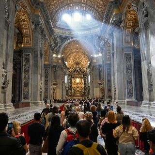 Hacen largas filas para despedir al Papa Francisco