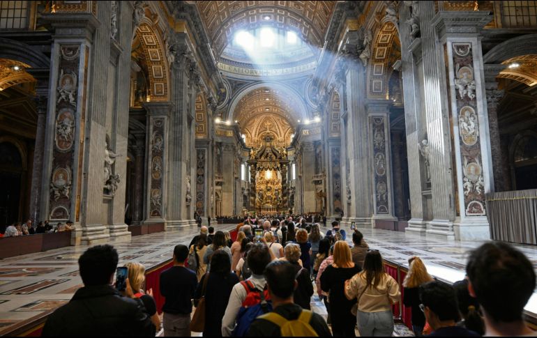 Las filas al interior de la basílica se mantienen desde el miércoles. EFE