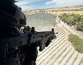 Elementos del grupo aerotáctico estatal asisten desde el helicóptero BlackHawk a sus compañeros en tierra durante el aseguramiento de otro rancho que era usado por la delincuencia organizada en el municipio de Teocaltiche. ESPECIAL