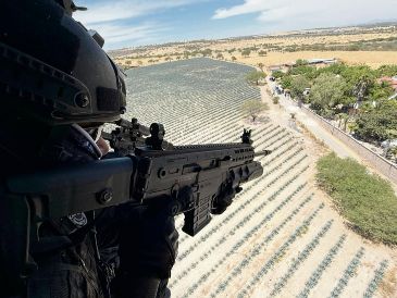 Elementos del grupo aerotáctico estatal asisten desde el helicóptero BlackHawk a sus compañeros en tierra durante el aseguramiento de otro rancho que era usado por la delincuencia organizada en el municipio de Teocaltiche. ESPECIAL