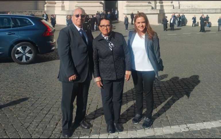 Rosa Icela Rodríguez compartió una foto en la Puerta de la Plegaria de la Basílica de San Pedro, acompañada del embajador Alberto Barranco Chavarría y de Clara Luz Flores, titular de la Unidad de Asuntos Religiosos, Prevención y Reconstrucción del Tejido Social de la Segob. X / @rosaicela_