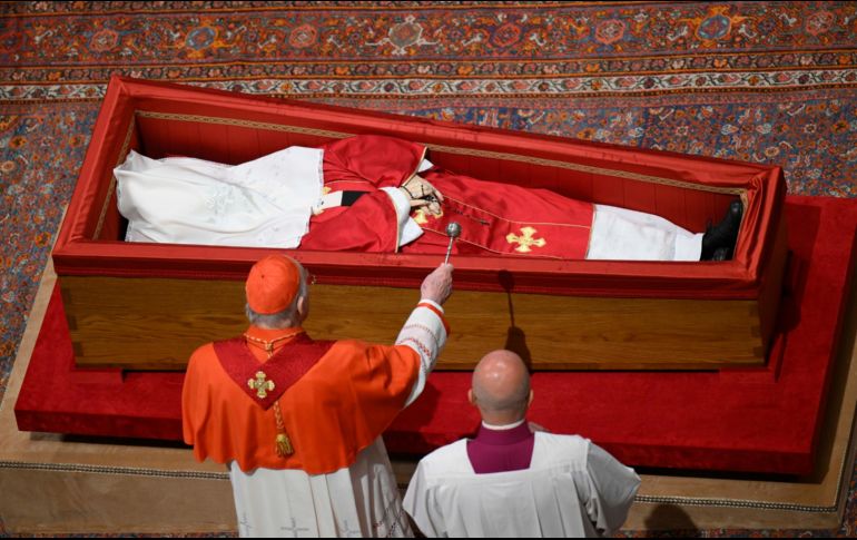 Dentro del féretro se introdujo una bolsa con monedas y medallas acuñadas durante el pontificado de Francisco y el “rogito”, que recoge los hechos más relevantes de su vida y pontificado. EFE/ Dicasterio para la Comunicación del Vaticano