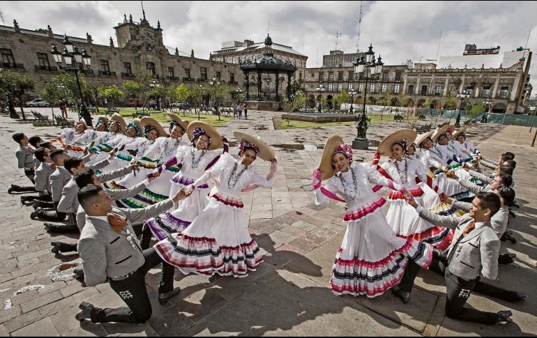 Ballet Folklórico Nuevo Jalisco posa en el Centro Histórico de Guadalajara. ESPECIAL