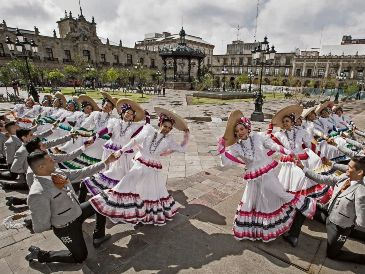 Ballet Folklórico Nuevo Jalisco posa en el Centro Histórico de Guadalajara. ESPECIAL
