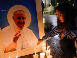 Participantes en la vigilia que convocó el Movimiento Evita la madrugada de este sábado ante la catedral de Buenos Aires para despedir al Papa Francisco. EFE / Juan Ignacio Roncoroni