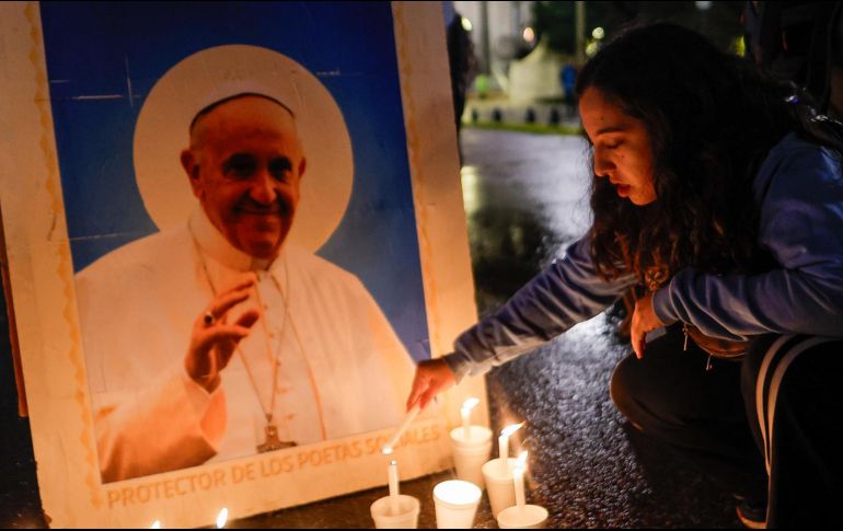 Participantes en la vigilia que convocó el Movimiento Evita la madrugada de este sábado ante la catedral de Buenos Aires para despedir al Papa Francisco. EFE / Juan Ignacio Roncoroni