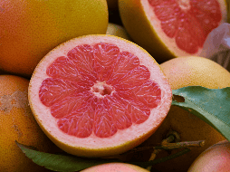 El consumo regular de toronja puede ayudar a reducir los niveles de colesterol LDL y triglicéridos, gracias a su contenido de pectina. ESPECIAL / Canva