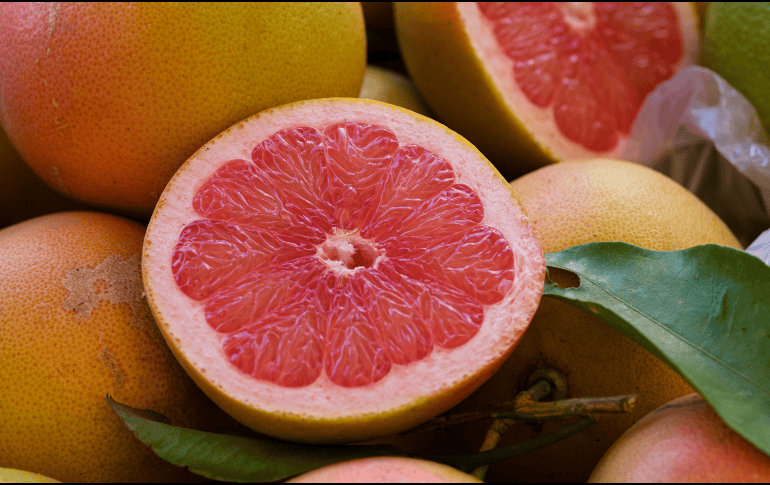 El consumo regular de toronja puede ayudar a reducir los niveles de colesterol LDL y triglicéridos, gracias a su contenido de pectina. ESPECIAL / Canva
