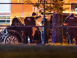 Policías de Vancouver examinan un auto negro sospechoso de haber participado en un atropello contra una multitud en el festival filipino Lapu Lapu. AP/The Canadian Press/R. Lam