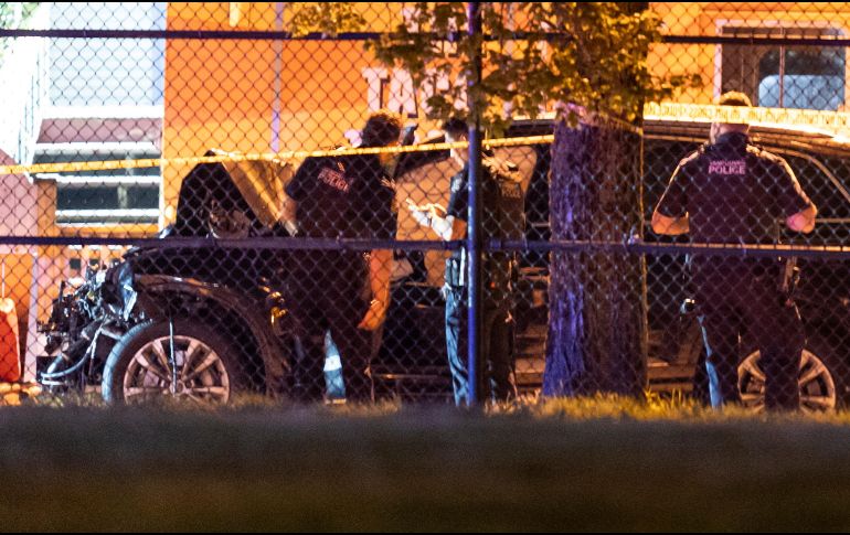 Policías de Vancouver examinan un auto negro sospechoso de haber participado en un atropello contra una multitud en el festival filipino Lapu Lapu. AP/The Canadian Press/R. Lam