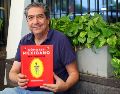 Andrés Zorrero. El escritor y editor posa con su primer libro: “Cómo ser mexicano y no morir en el intento”. EL INFORMADOR/H. Figueroa