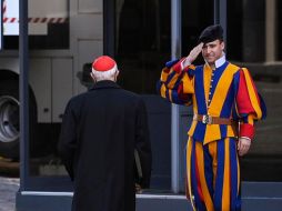 Al menos 30 mil personas han acudido este domingo a la basílica para ver la tumba de Francisco, según informó el prefecto de Roma, Lamberto Giannini. EFE / R. ANTIMIANI