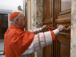 Sus funciones comenzaron certificando oficialmente la muerte del Pontífice delante de otras figuras de la Curia. EFE / ARCHIVO