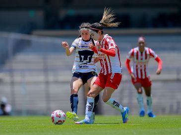 Silvana Flores y Carolina Jaramilo, durante el partido correspondiente a la vuelta de los Cuartos de Final del torneo Clausura 2025 de la Liga BBVA MX Femenil. IMAGO 7/ E. SÁNCHEZ