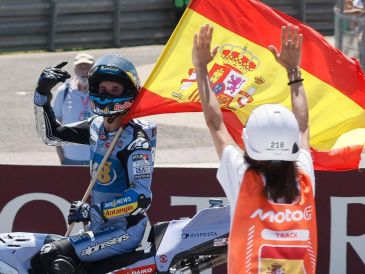 El piloto español Álex Márquez celebra su victoria en la carrera de MotoGP del Gran Premio de España MotoGP 2025 en el circuito 