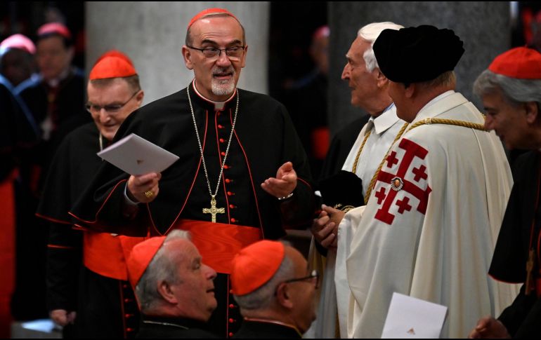 Inician proceso. El cardenal Pierbattista Pizzaballa presidió ayer el rosario ante la tumba de Francisco. EFE/R. Antimiani