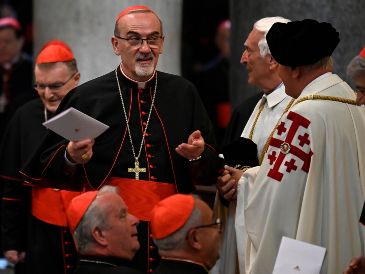 Inician proceso. El cardenal Pierbattista Pizzaballa presidió ayer el rosario ante la tumba de Francisco. EFE/R. Antimiani