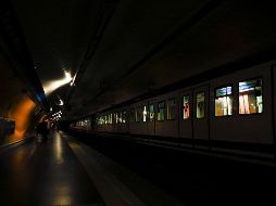 Andén de una estación de metro completamente a oscuras en Madrid, debido al apagón en el suministro eléctrico este lunes. EFE / B. MILLEZ