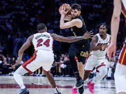 Los Cavaliers se impusieron en el cuarto juego con una diferencia de 55 puntos, el cuarto margen de victoria más amplio en la historia de playoffs. EFE/C. Herrera