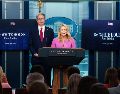 Portavoz de la Casa Blanca, Karoline Leavitt, en una rueda de prensa junto al secretario del Tesoro, Scott Bessent. EFE / W. OLIVER