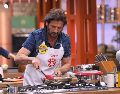El actor y conductor se convirtió en el quinto eliminado del programa, y aunque se mostró agradecido por su regreso a la televisión mexicana, no dudó en expresar su inconformidad con algunas decisiones del jurado, especialmente las de la reconocida chef. CORTESÍA