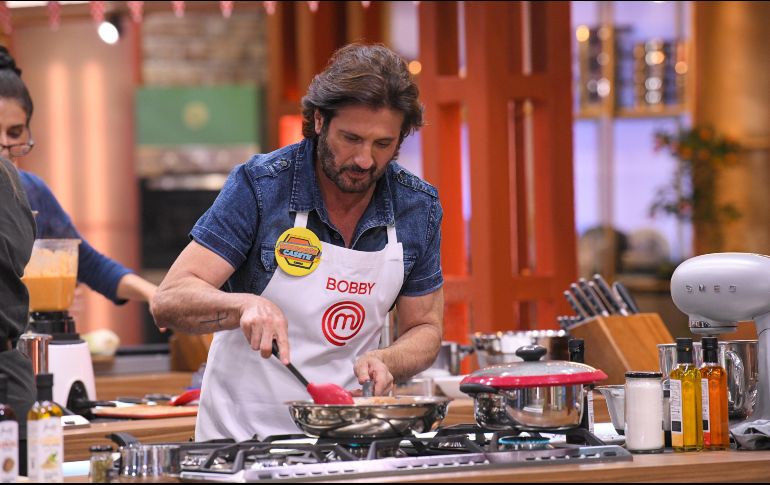 El actor y conductor se convirtió en el quinto eliminado del programa, y aunque se mostró agradecido por su regreso a la televisión mexicana, no dudó en expresar su inconformidad con algunas decisiones del jurado, especialmente las de la reconocida chef. CORTESÍA