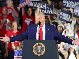 Trump celebró ayer sus primeros 100 días en el poder con elogios a sí mismo y burlas contra sus rivales. Pero al relajar o modificar su política arancelaria, expertos consideran que está reconociendo los errores en sus estrategias. EFE/O. Guzmán