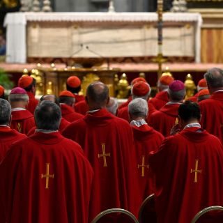 Cardenales agradecen a Becciu por renunciar al cónclave