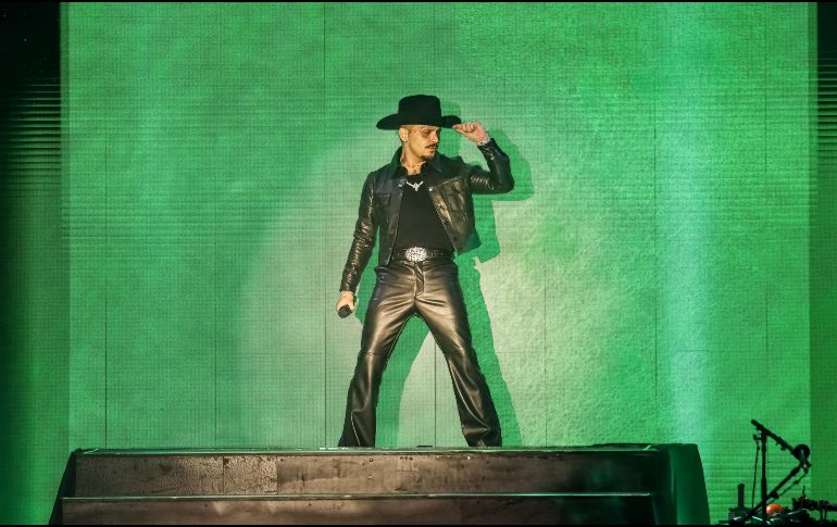 Nodal habló sobre las críticas a su relación en el programa de Ricardo Pérez y José Luis Slobotzky. EL INFORMADOR/ARCHIVO