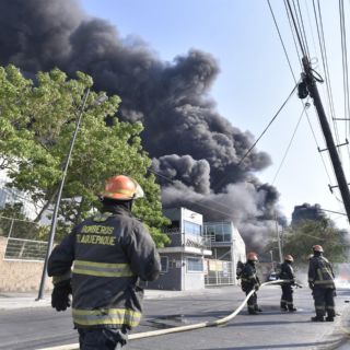 Reportan incendio y explosiones en el Álamo Industrial