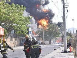 La columna de humo afecta principalmente a las colonias La Nogalera, El Álamo Industrial, Miravalle y zonas aledañas ubicadas en los límites entre Tlaquepaque y Guadalajara. X / PCJalisco