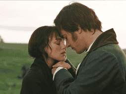 No te pierdas este esperado estreno que te transportará a otra época con toda la elegancia, los roces de manos intensos y los diálogos brillantes que lo convirtieron en un ícono. CORTESÍA/ Prime Video.