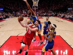 Los Warrios regresan a casa con la serie a su favor 3-2. AP/D. Phillip