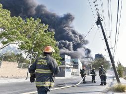 Humo visible a kilómetros. Una densa columna de humo se elevó desde la fábrica siniestrada. ESPECIAL