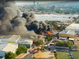 Después de las 18:00 horas, el fuego se extendió a un complejo de bodegas que están detrás de la fábrica, en el cruce de Acueducto y Camino a Las Vegas, en el Álamo Industrial de Tlaquepaque. ESPECIAL