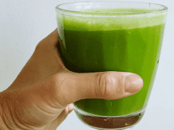 El jugo verde puede ser saludable, pero como complemento. ESPECIAL / CANVA