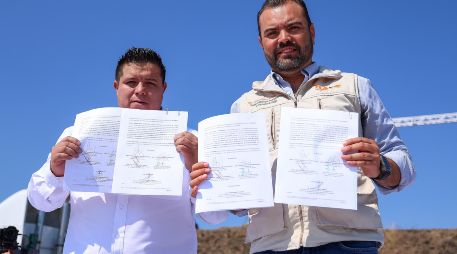 Nazario Ramírez y Gerardo Quirino muestran el convenio firmado hoy en el marco del Día del Trabajo. EL INFORMADOR / H. Figueroa