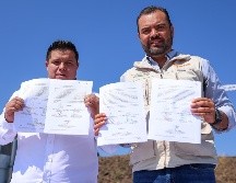 Nazario Ramírez y Gerardo Quirino muestran el convenio firmado hoy en el marco del Día del Trabajo. EL INFORMADOR / H. Figueroa
