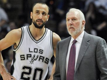 Gregg Popovich (d), junto a Manu Ginóbili. El entrenador cambió por completo el ADN de la franquicia y llevó a los Spurs a ganar cinco anillos de campeón. AP / ARCHIVO