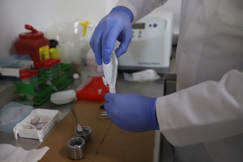 Luego de que se diera a conocer el hallazgo de las víctimas, tras las labores de enfriamiento del siniestro, los dos cuerpos fueron llevados a las instalaciones de los Servicios Médicos Forenses.  ESPECIAL/IJCF