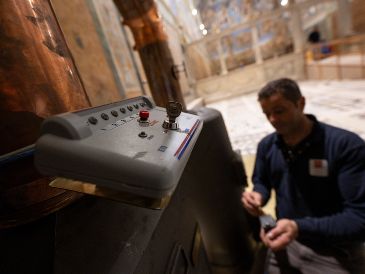 Nada debe conocerse de lo que ocurre en el interior de este histórico lugar, bajo la severidad del Juicio Final que pintó Miguel Ángel. EFE / F. Sforza