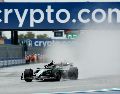 La intensa lluvia que cae sobre el Circuito Internacional de Miami obligó a suspender momentáneamente la largada de la carrera sprint del Gran Premio de Miami. AFP / H. Vivas