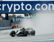 La intensa lluvia que cae sobre el Circuito Internacional de Miami obligó a suspender momentáneamente la largada de la carrera sprint del Gran Premio de Miami. AFP / H. Vivas