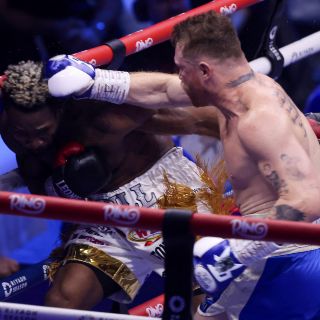 'Canelo' Álvarez derrota a Scull y unifica los títulos de los supermedianos