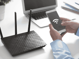 Tu internet es más lento en la noche, no porque algo esté roto, sino porque más personas lo están usando al mismo tiempo.  CANVA