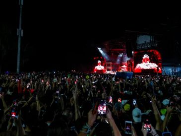 Imagen de la presentación de Lady Gaga en un macroconcierto gratuito en la playa de Copacabana este sábado, en Río de Janeiro (Brasil). EFE/A. LACERDA